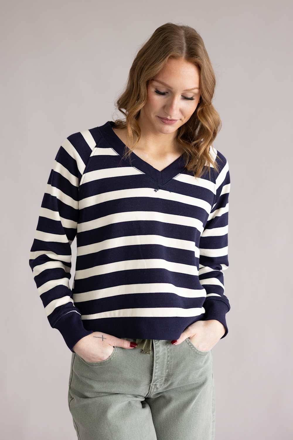 C&C California Delilah Striped V-Neck Pullover for Women in Navy/Off-White | 89B03364/P-INKLING
