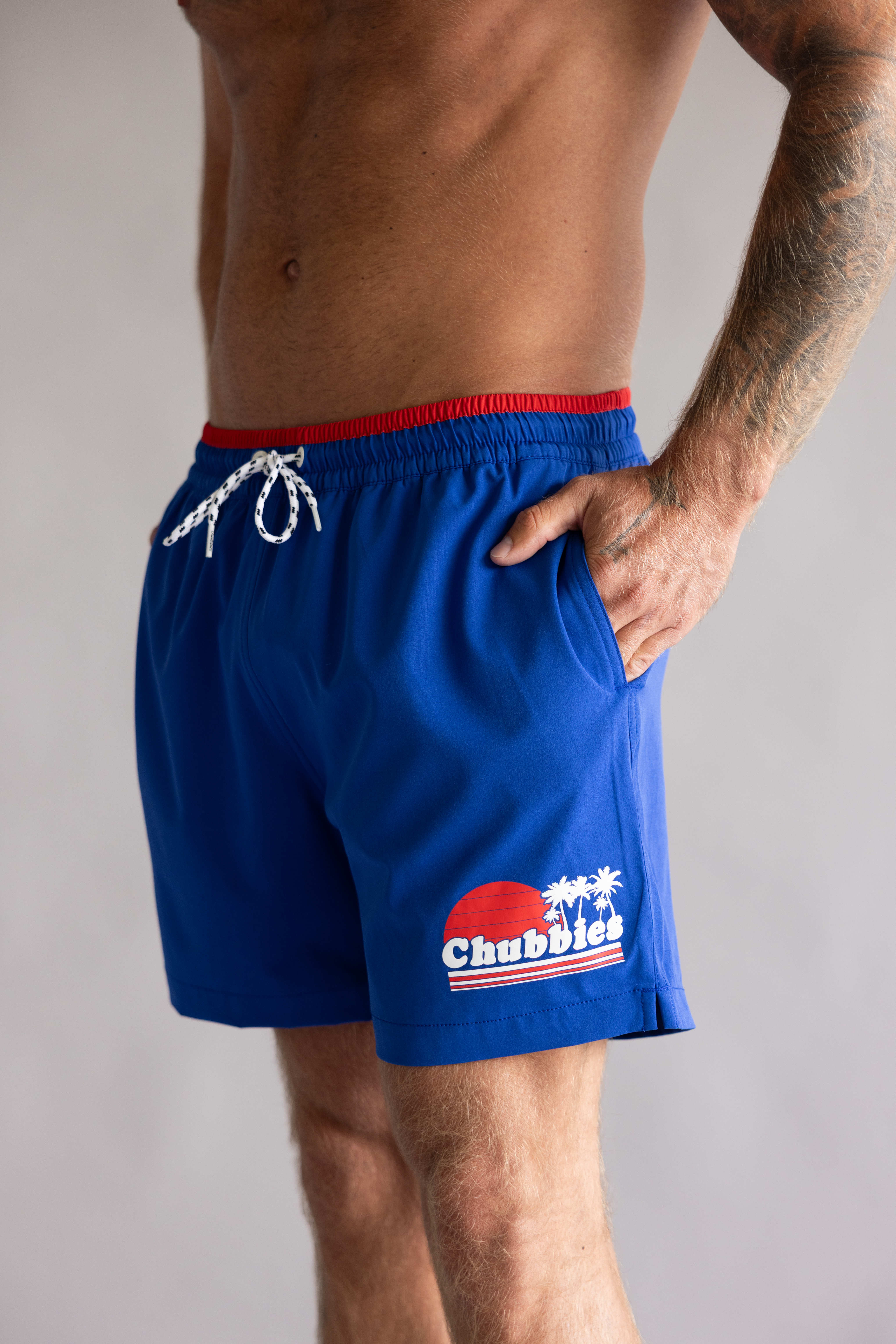 Chubbies Classic Ol’ College Try 5.5” Swim Trunks for Men in Bright Blue | 126261-34 BLUE