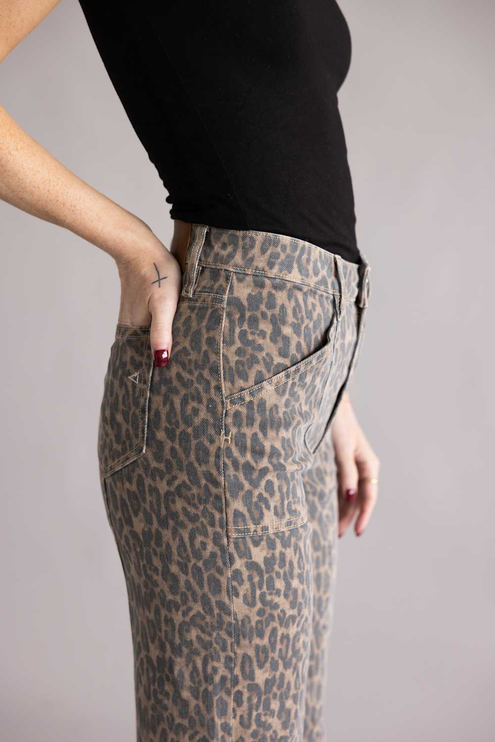 Hidden High Rise Happi Cheetah Flare Jeans for Women | HD3310CF-CHE - Image 4