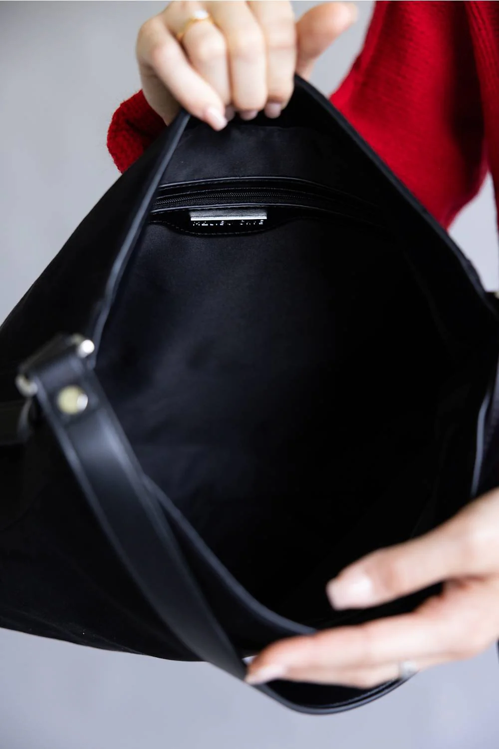 JOIA Large Hobo Bag for Women in Black | ME16085SU-BK - Image 4