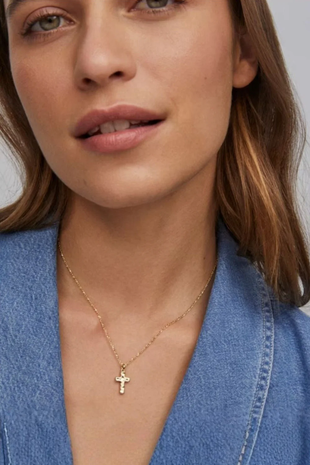 Kendra Scott Cross Pendant Necklace in Gold | 9608800869 - Image 2